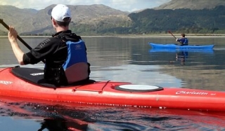  在湖上划皮划艇 